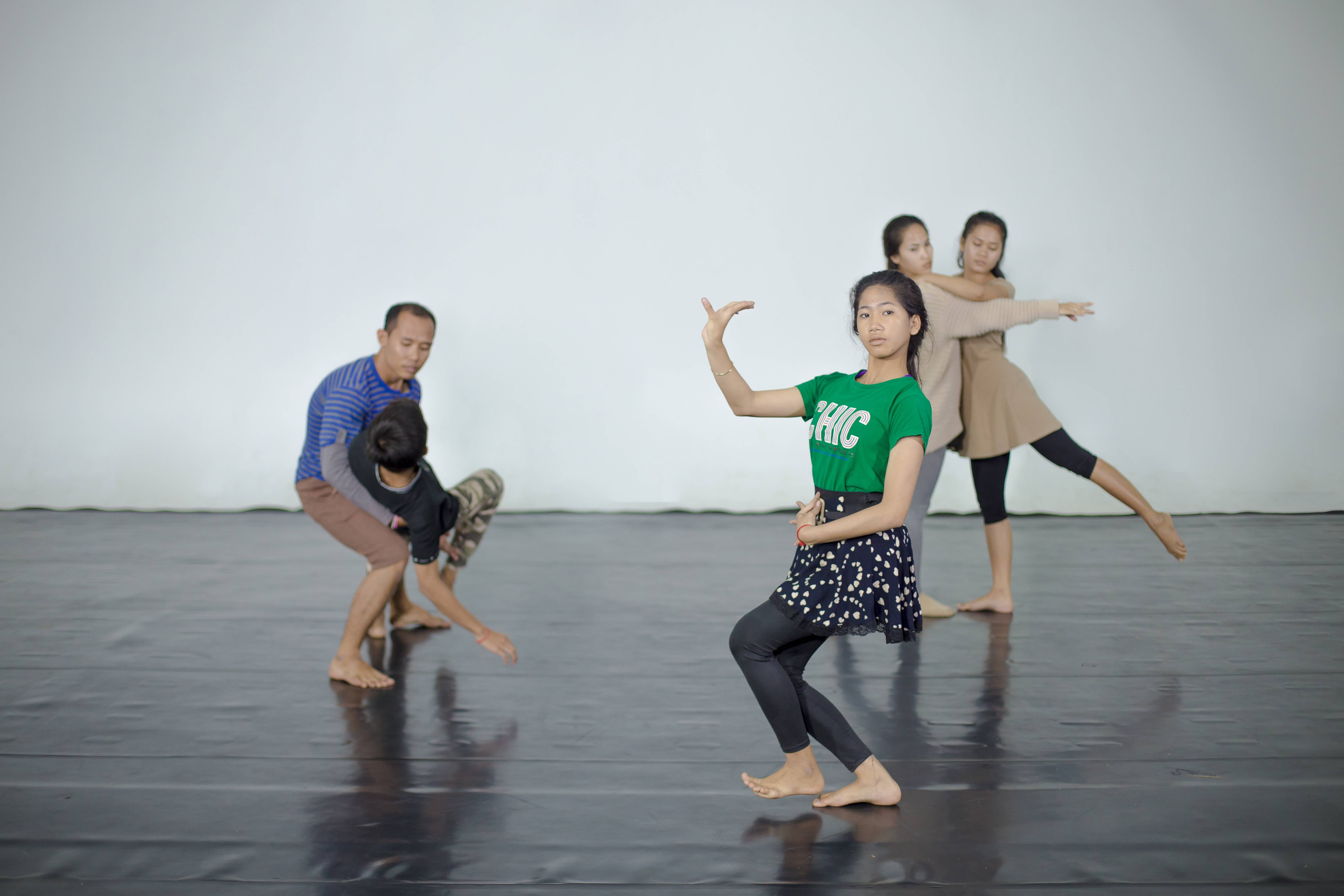 The Umbrellas of Phnom Penh - Workshop by Anne Juren – photo by Oyen Rodriguez