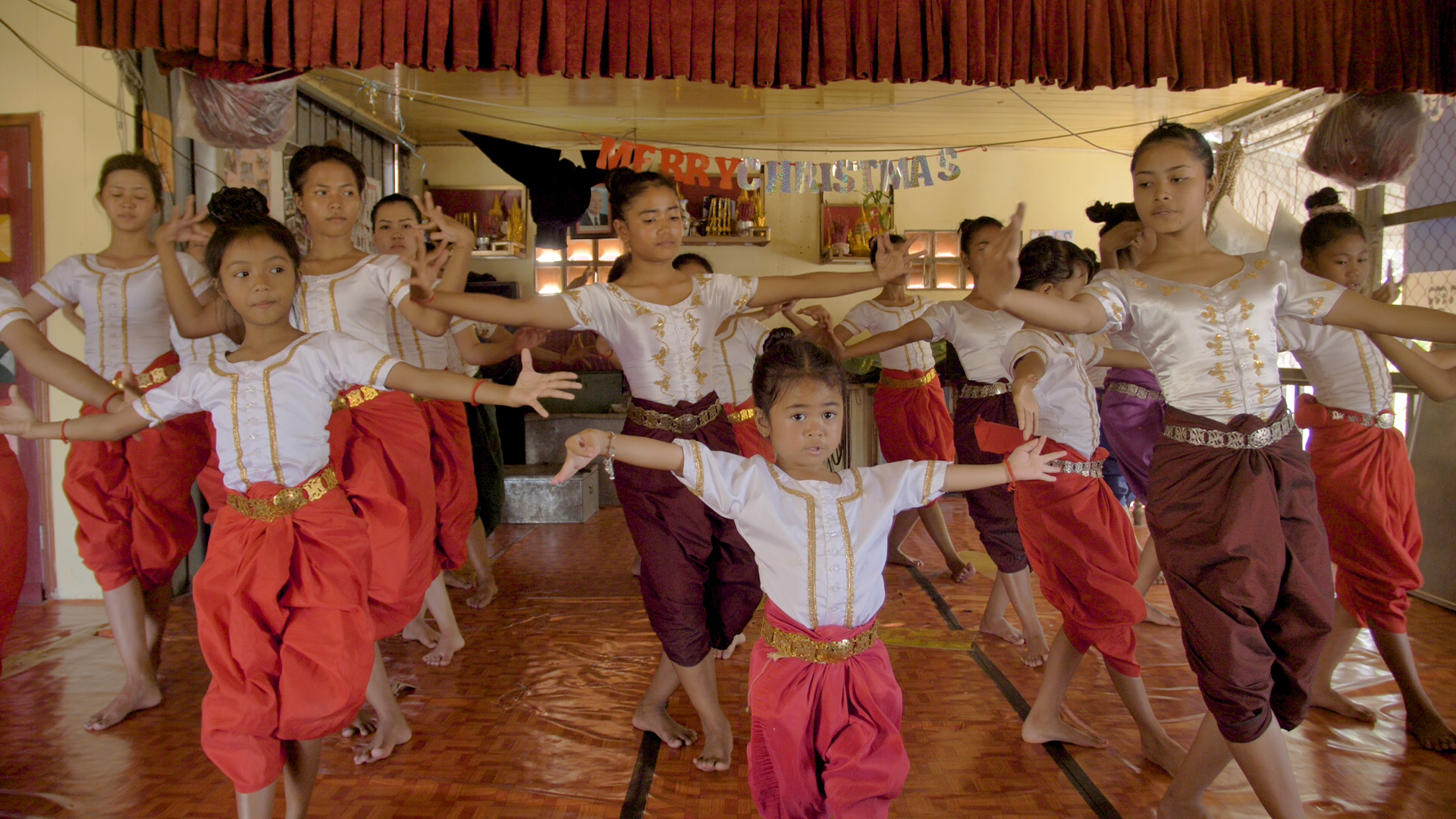 The Umbrellas of Phnom Penh - Apsara Class by Vanthy Khen - Photo by Oyen Rodriguez