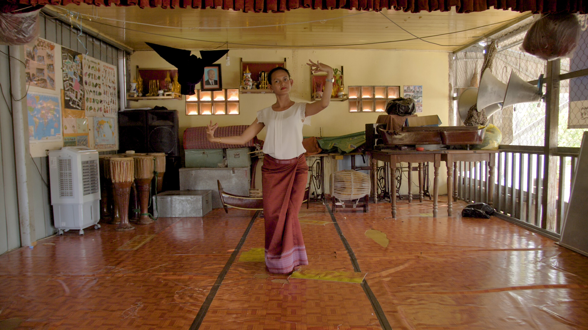 The Umbrellas of Phnom Penh - Apsara Class by Vanthy Khen - Photo by Oyen Rodriguez