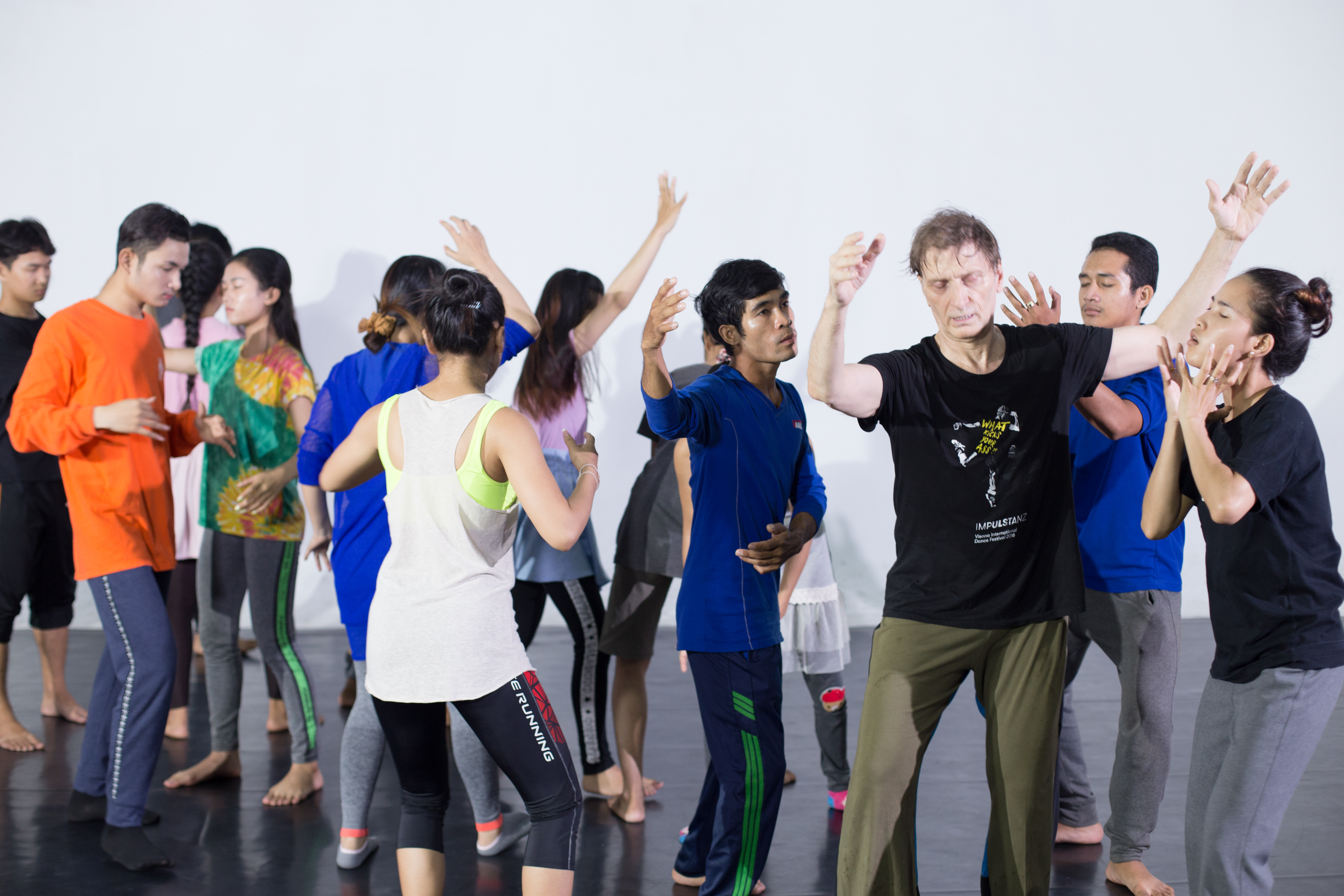 The Umbrellas of Phnom Penh - Workshop by Benoît Lachambre – photo by Oyen Rodriguez