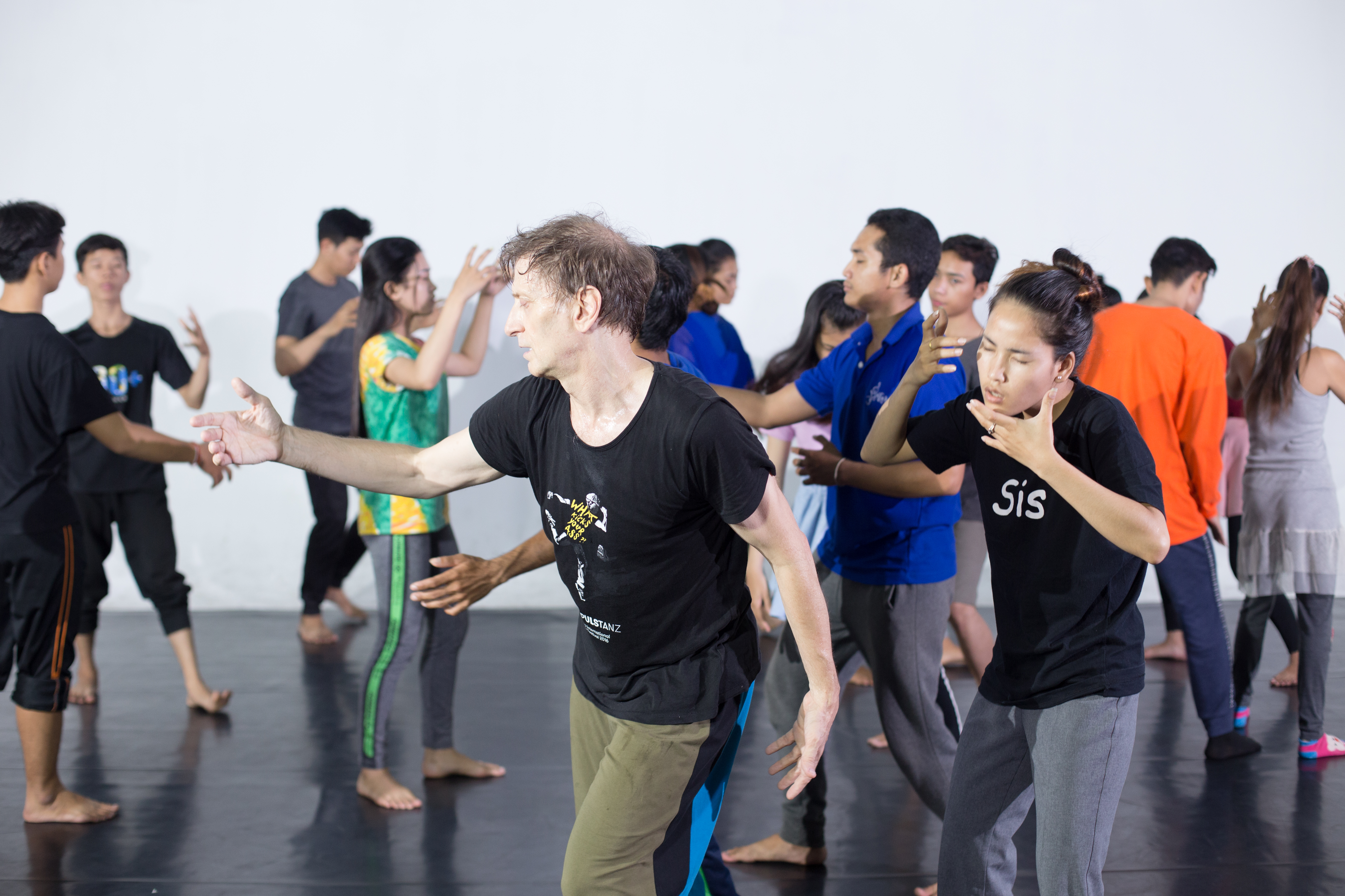 The Umbrellas of Phnom Penh - Workshop by Benoît Lachambre – photo by Oyen Rodriguez