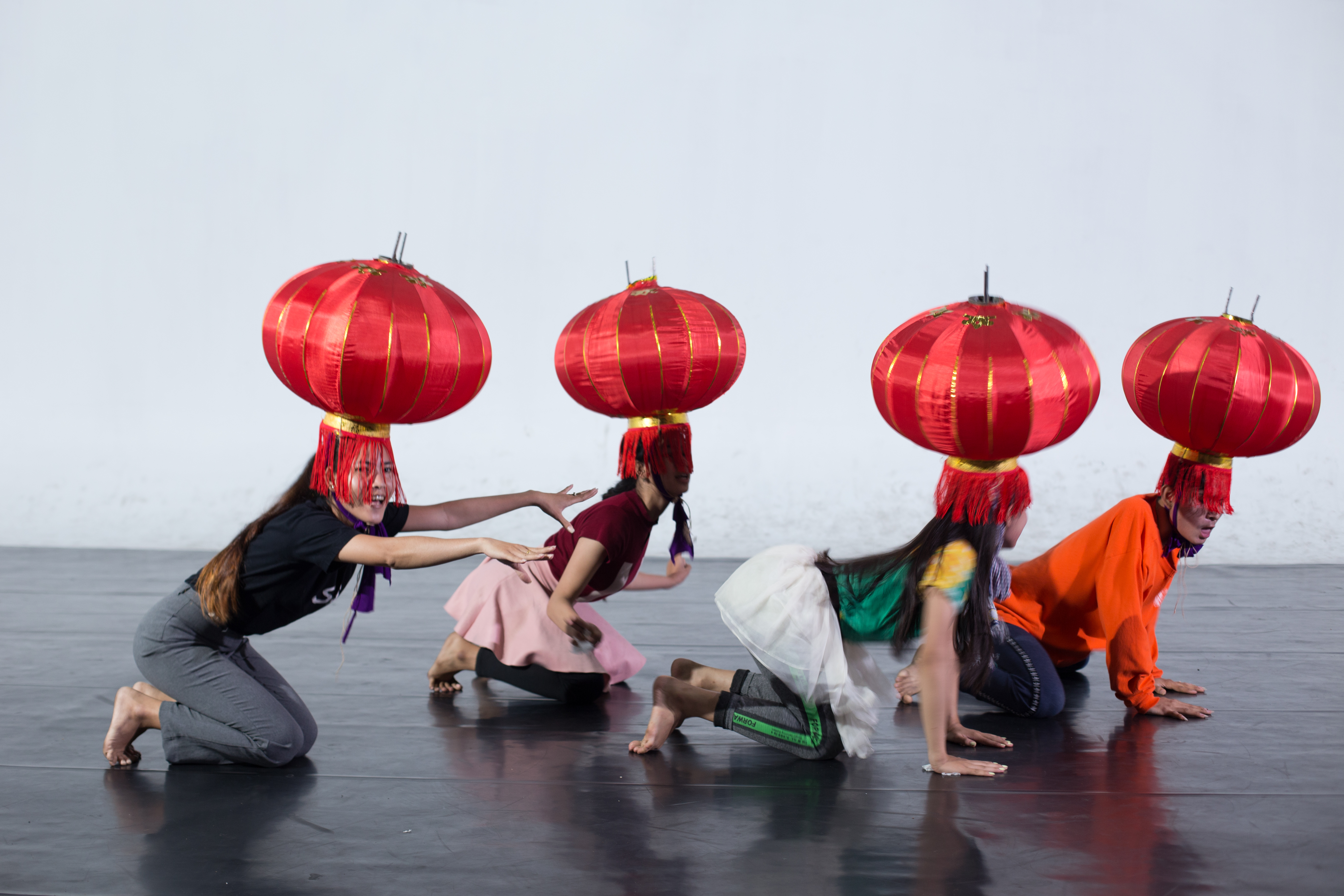 The Umbrellas of Phnom Penh - Workshop by Vanthy Khen and Michael Laub – photo by Oyen Rodriguez