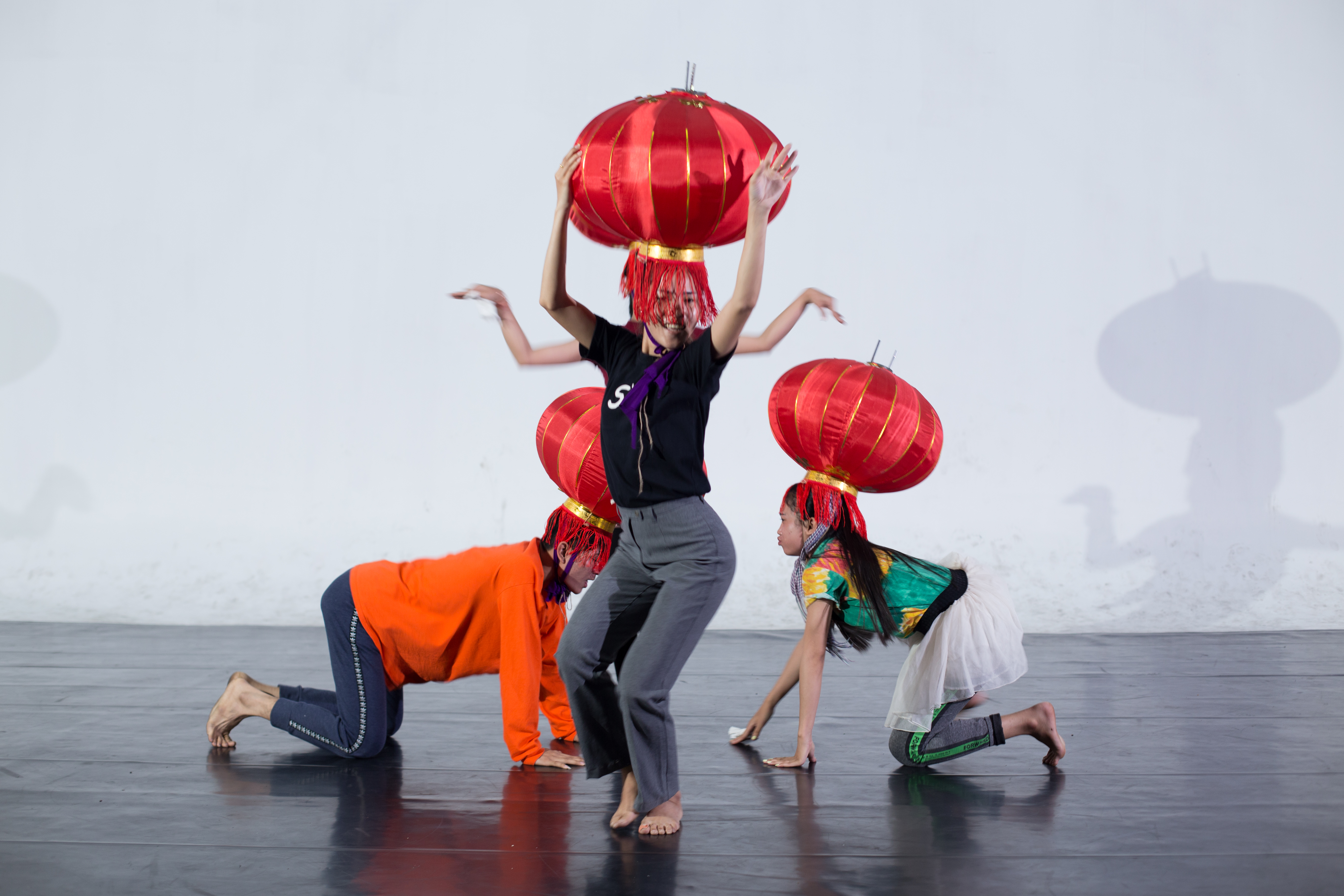 The Umbrellas of Phnom Penh - Workshop by Vanthy Khen and Michael Laub – photo by Oyen Rodriguez